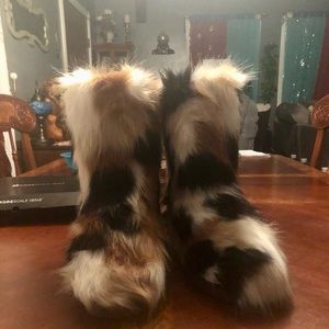 NWOT FUZZY BOOTS SZ6.